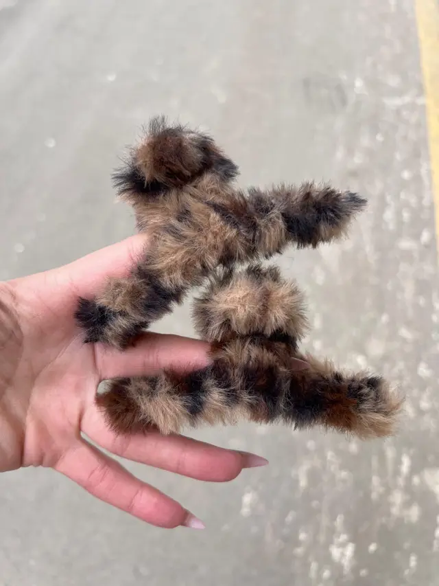 Leopar bəzəkli tüklü zajim — Tüklü (peluş) zajim